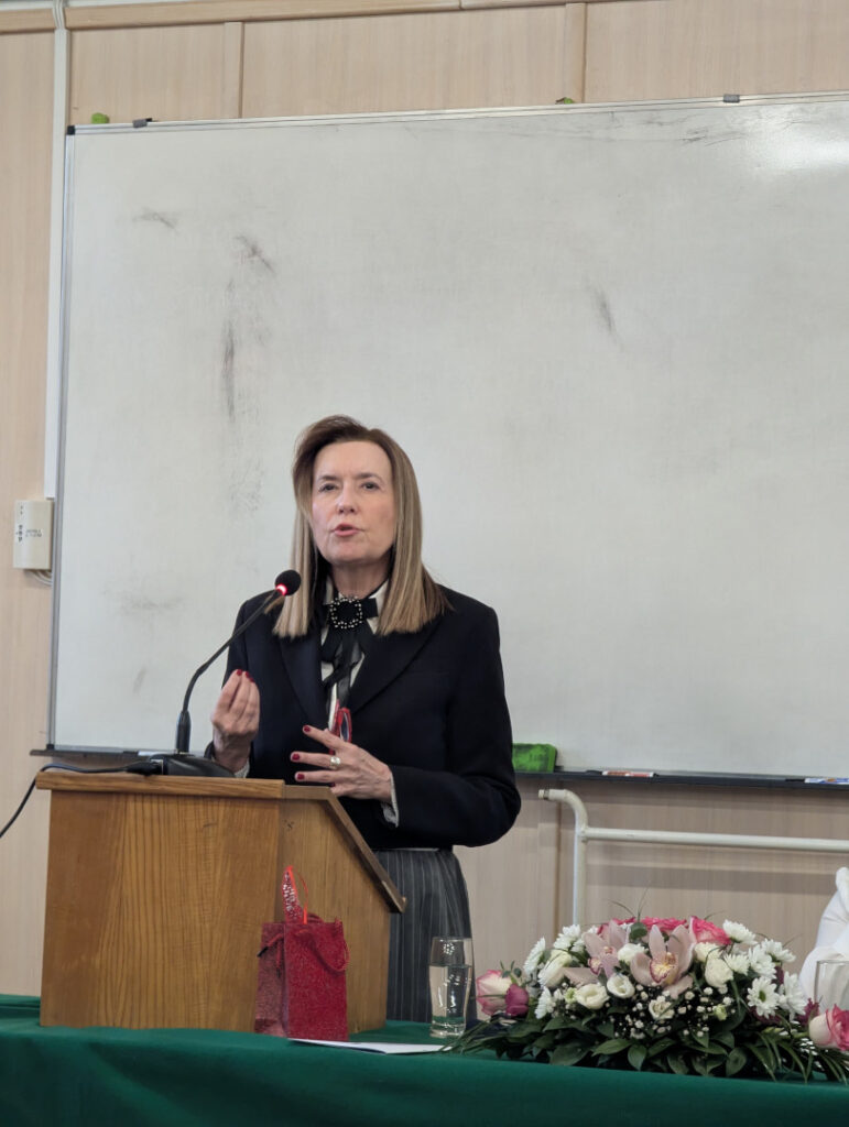 Prof. dr Rajna Dragićević drži predavanje na LXIII skupu slavista