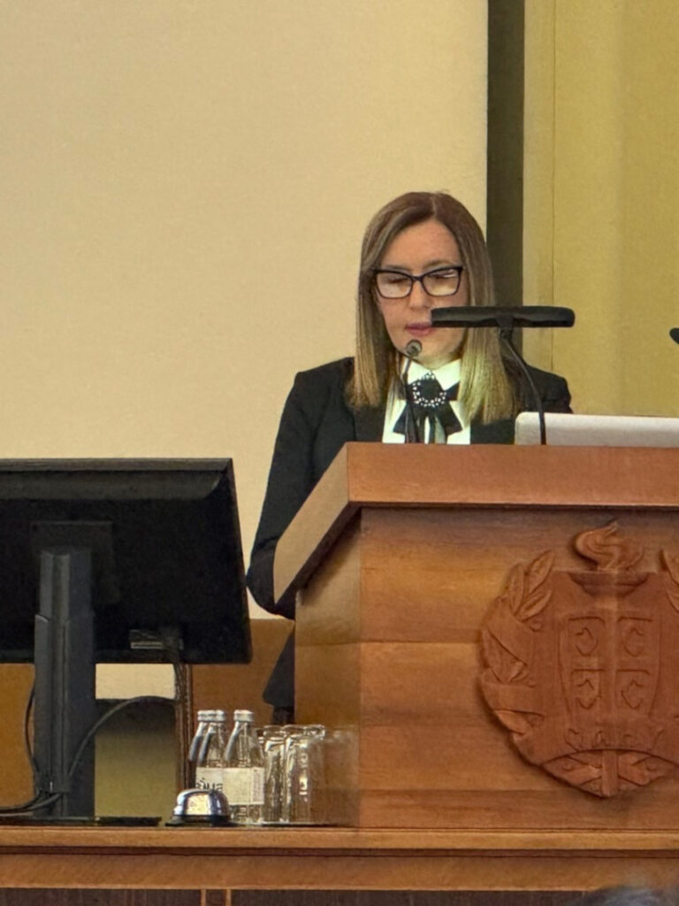 Rajna Dragićević govori na promociji 22. toma Rečnika SANU